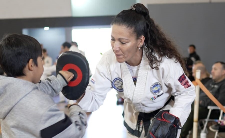 Más de 600 niños participaron en el Encuentro Comunitario de Taekwon-Do en el Polideportivo Municipal de Itaembé Miní de la ciudad de Posadas, promoviendo la unión y el respeto entre los jóvenes
