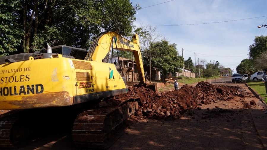 Apóstoles: Inician con la reparación de la calle La Rioja en el Barrio Santa Bárbara