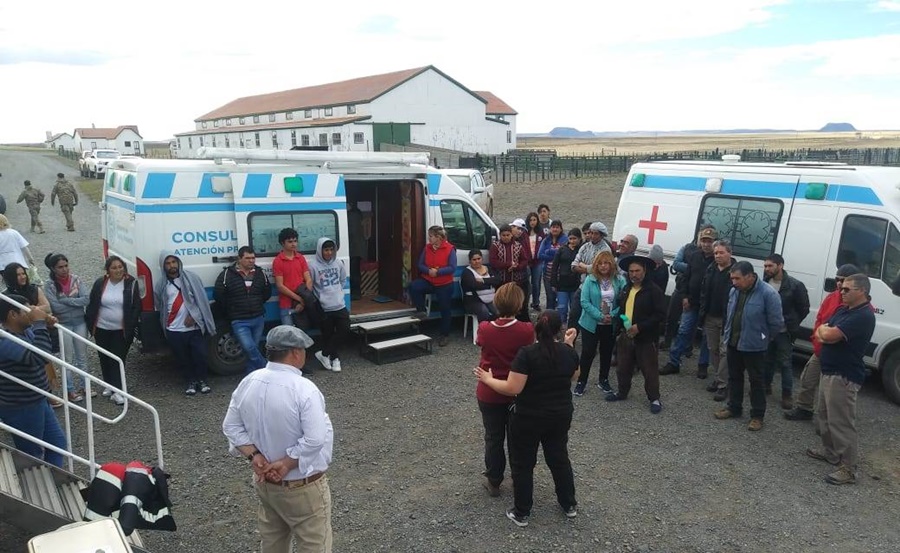 En un operativo de salud se realizaron controles médicos a niños y trabajadores rurales en una escuela de Santa Cruz