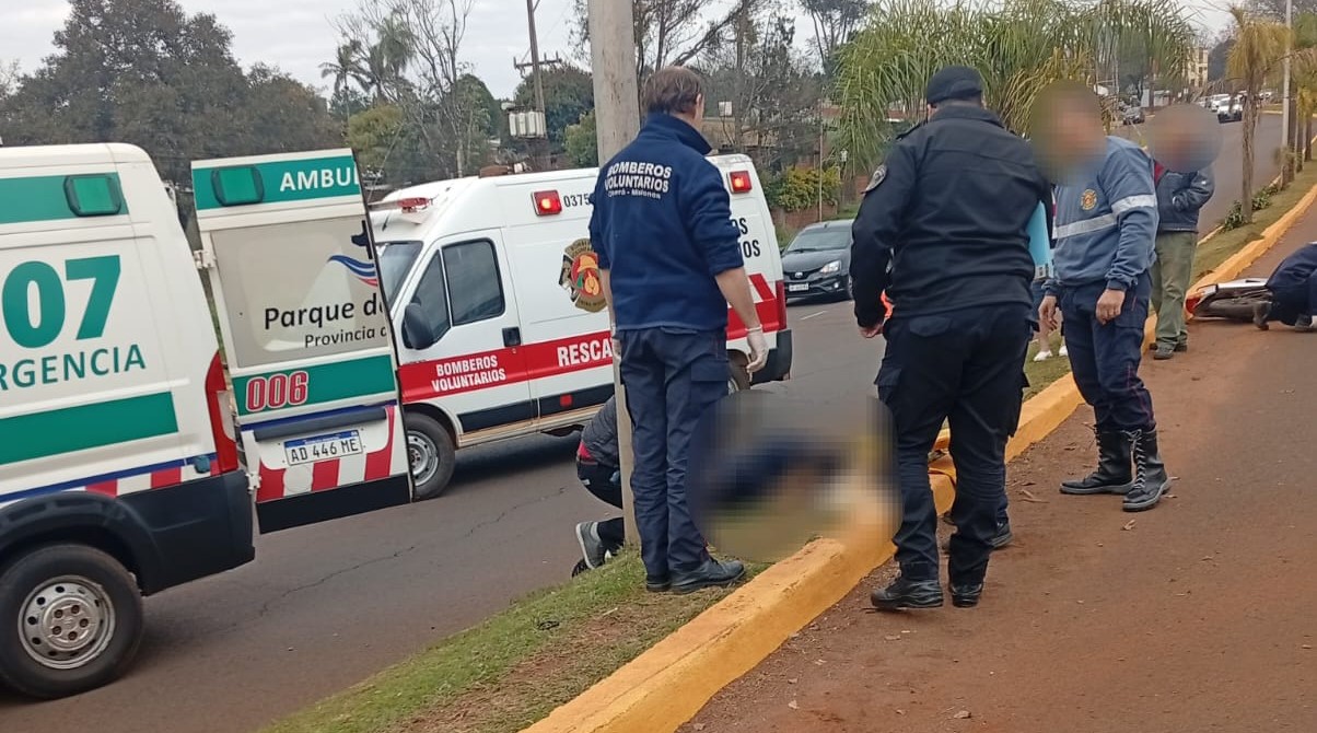 Siniestro vial en la ciudad de Oberá: Una joven de 20 años perdió la vida tras despistar con su motocicleta e impactar contra un poste de alumbrado público
