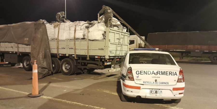 Camiones con 85 toneladas de metales no ferrosos fueron interceptados en Corrientes, tenían como destino el norte de Misiones, uno de ellos ocultaba lingotes de plomo