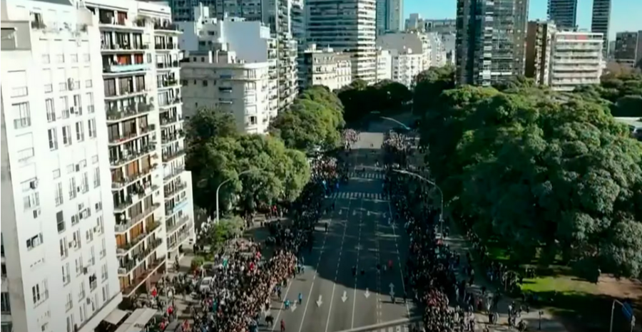 Los actos del 9 de Julio: Miles de personas se instalaron sobre los costados de la Avenida del Libertador para seguir de cerca el desfile militar