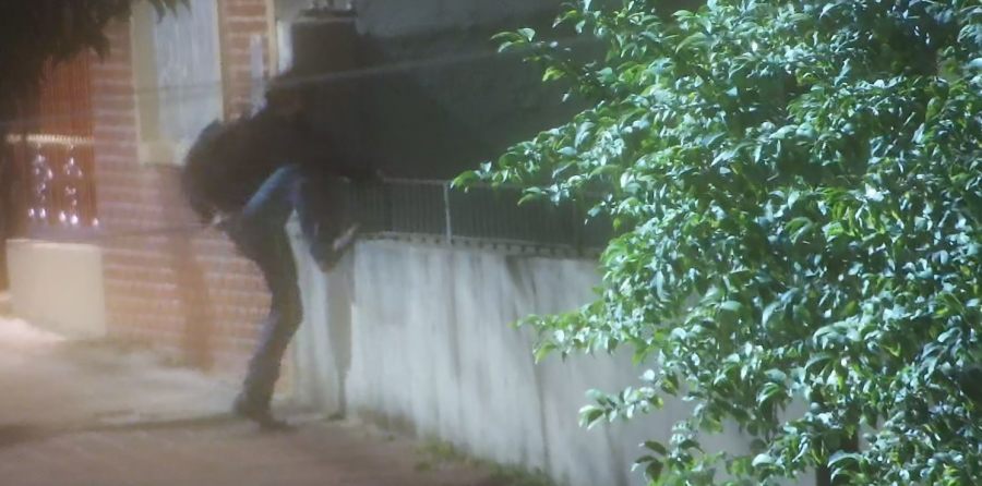 Posadas: Intentó entrar a una casa en la madrugada y fue captado por las cámaras, en pleno centro de la ciudad y terminó detenido