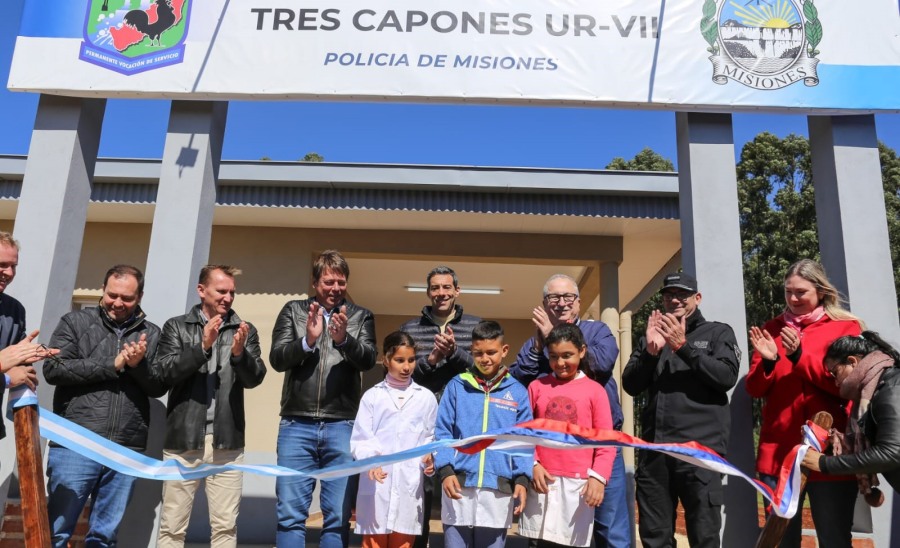Misiones: Inauguraron la nueva División Comando Radioeléctrico en el Municipio de Tres Capones, ubicada en el Barrio Monyolito II, comenzará a operar con un equipo de aproximadamente 15 agentes y una unidad móvil