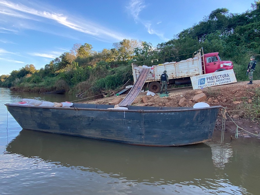 Misiones: Prefectura Naval Argentina secuestra más de ocho toneladas de expeller de soja que iban a ser exportadas de manera ilegal, la mercadería, sin aval aduanero, pretendía ser cruzada por agua hacia Brasil