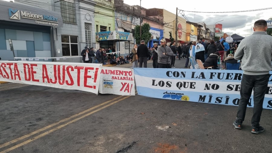 Conflicto policial en Misiones: No hubo acuerdo en una nueva reunión de la mesa de diálogo, pero las conversaciones siguen abiertas y continuarán negociando este lunes