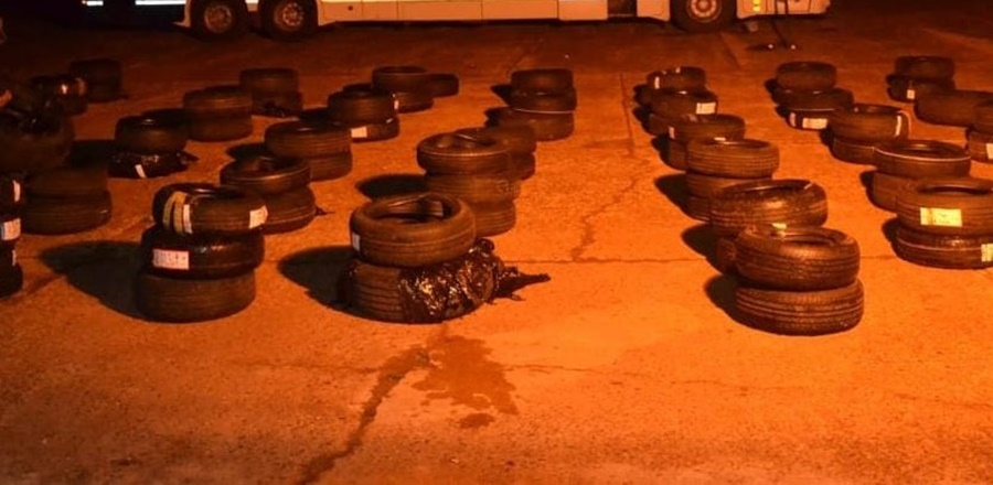 Tour de compras llevaba 325 neumáticos sin aval aduanero, las cubiertas se encontraban acondicionadas en la bodega, pasillo y sobre los asientos del ómnibus