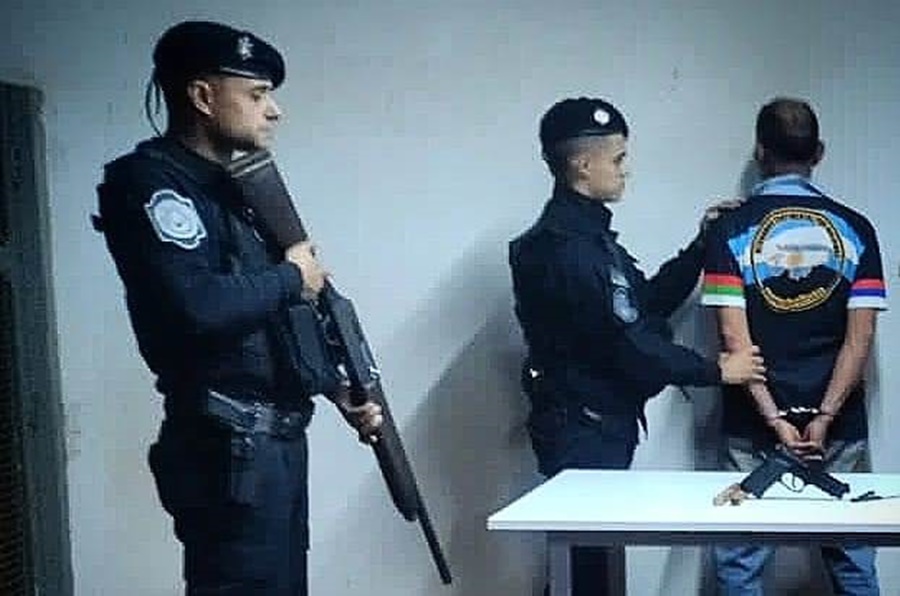 Apóstoles: Preso tras intentar resistirse al arresto apuntando a policías con una pistola, anteriormente en una motociclista apuntaba a transeúntes con un arma de fuego