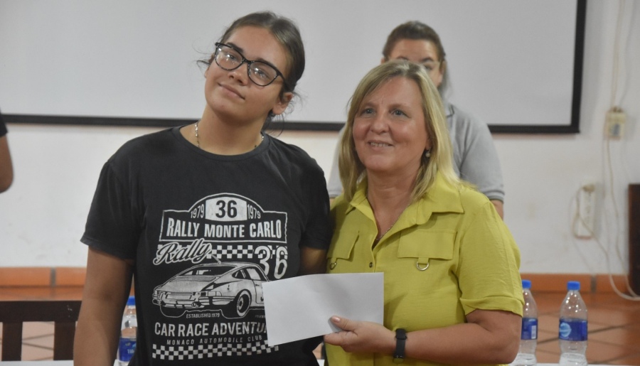 Entrega de Becas Municipales y de Pasajes a Estudiantes por parte del Municipio de Apóstoles