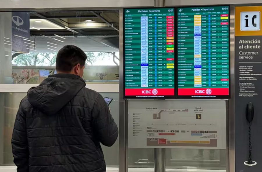 Nuevo paro salvaje de los gremios aeronáuticos: Miles de pasajeros sufrirán complicaciones para volar desde Aeroparque, en consecuencia, Aerolíneas Argentinas y Flybondi se vieron obligados a trasladar varios de sus vuelos a Ezeiza