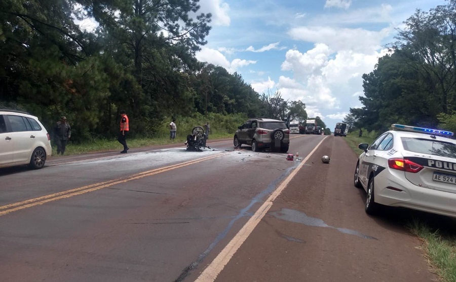 Misiones: Choque e incendio sobre la Ruta Nacional N° 12, murió un motociclista de 23 años y su acompañante está internada en grave estado