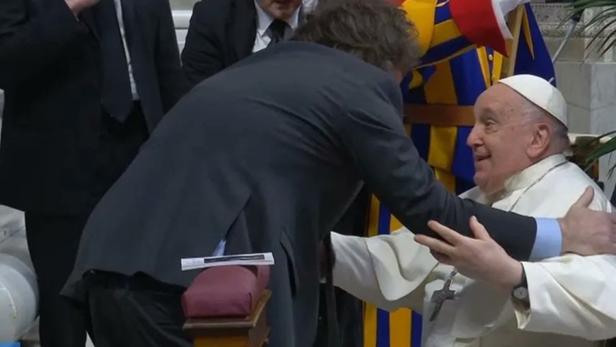 El Presidente Javier Milei mantuvo su primer encuentro con el Papa Francisco en la canonización de Mama Antula en el Vaticano, se saludaron con un fuerte abrazo