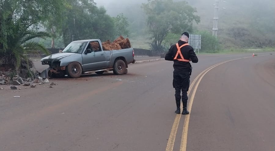 Misiones: Un conductor perdió la vida en la localidad de El Soberbio tras despistar, embestir un cantero y un árbol con su camioneta