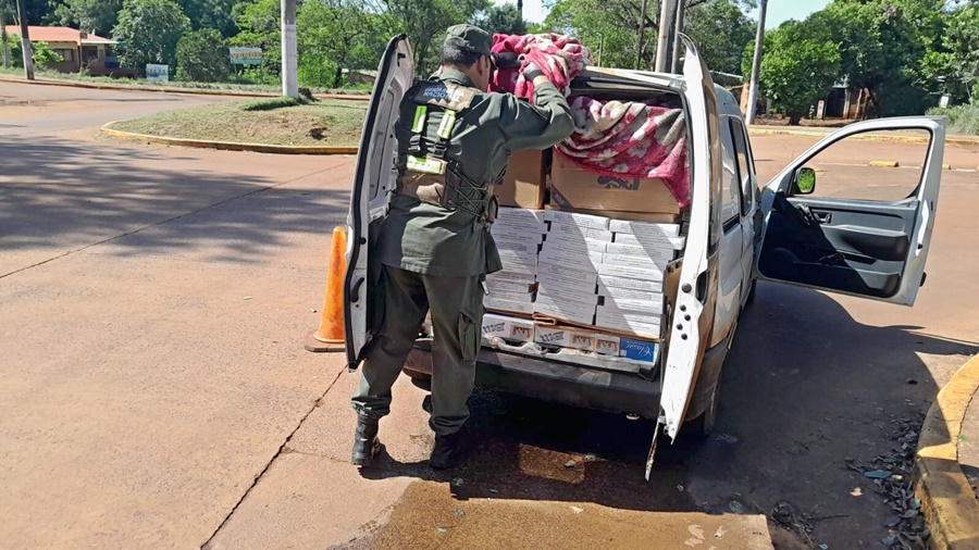 Vehículo robado transportaba 11 mil paquetes de cigarrillos: Fue abandonado en la ciudad de Eldorado luego de embestir un control de Gendarmería Nacional