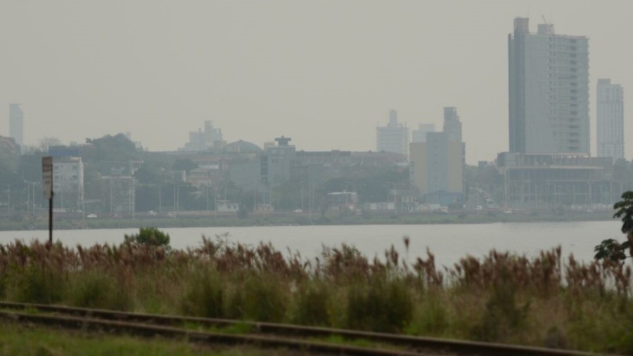 Un densa capa de humo volvió a cubrir Misiones, acompañado por una ola de calor que va persistir en toda la provincia, llegará a su fin el día miércoles, cuando la llegada de un frente frío traerá consigo tormentas y descenso de las temperaturas