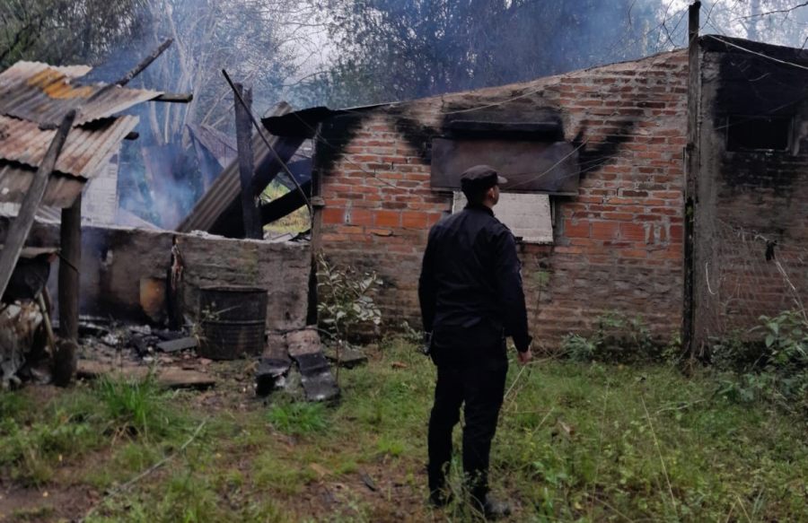 La Policía de Misiones y el Municipio de Santo Pipó asistieron a una madre y su hijo tras el incendio que destruyó su casa