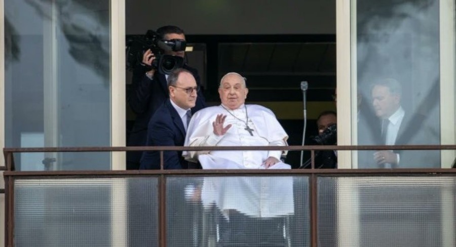 Roma: El Papa Francisco imparte la bendición apostólica desde el Hospital Gemelli antes de regresar al Vaticano