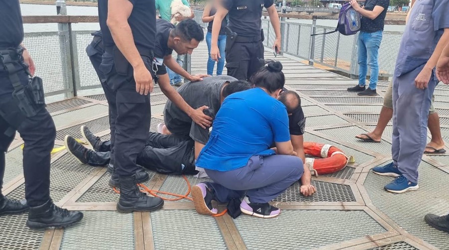 Policías de Misiones rescataron a un hombre de las aguas del Río Paraná, en el cuarto tramo de la Costanera de la ciudad de Posadas