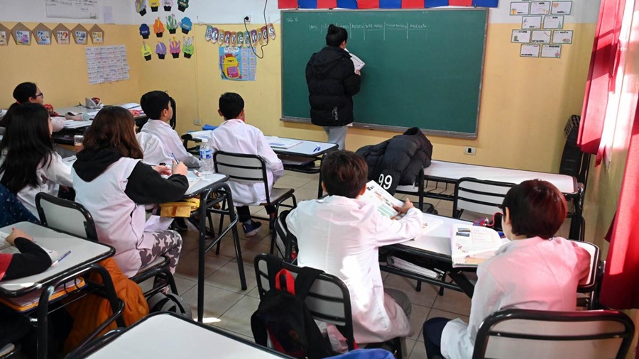 En medio del conflicto con gremios: A días del inicio de clases el Gobierno Nacional evalúa declarar la educación "servicio esencial"