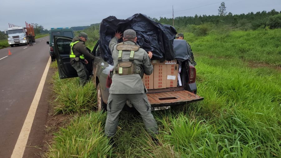 Vehículo con cigarrillos evadió control de Gendarmería Nacional: El conductor del mismo se dio a la fuga luego de verse cercado por los uniformados