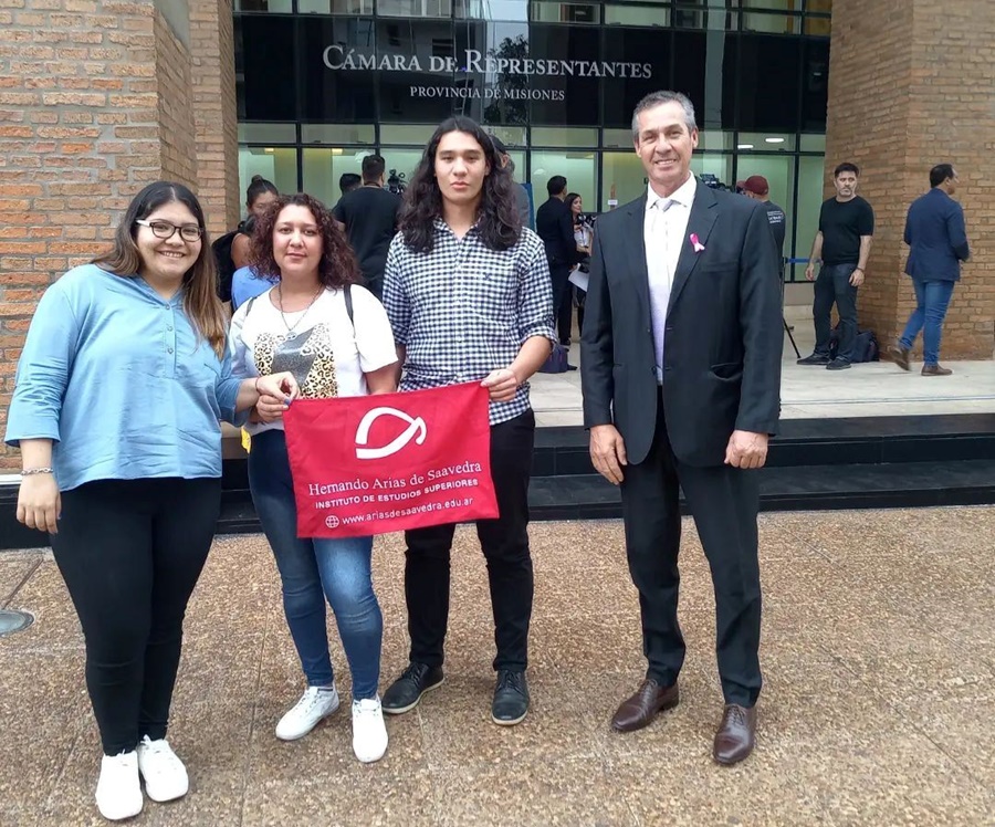 Estudiantes del Instituto Saavedra, sede Apóstoles participaron de la Sesión de la Cámara de Representantes donde se aprobó el Presupuesto Provincial 2023