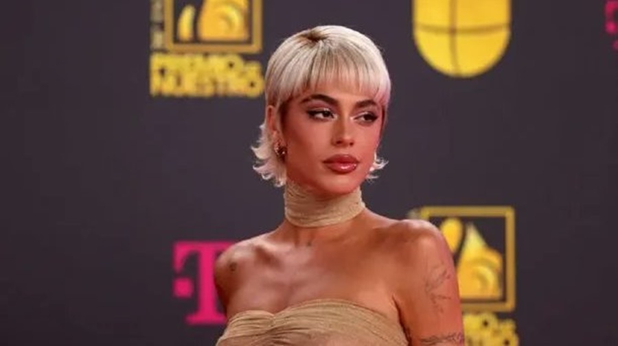 Tras borrar todas sus fotos, Tini Stoessel reapareció en redes sociales con un particular mensaje