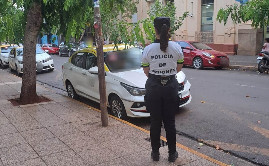 Taxista de 68 años falleció dentro de su automóvil en el centro posadeño