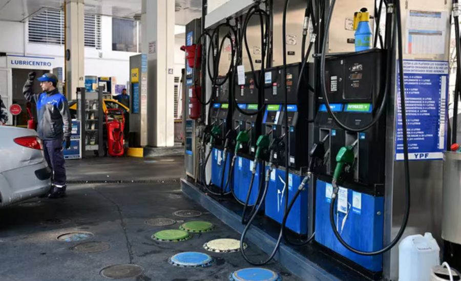 Tras la polémica por las tasas municipales, el Gobierno Nacional busca exponer a los Intendentes que cobren cargos en los combustibles