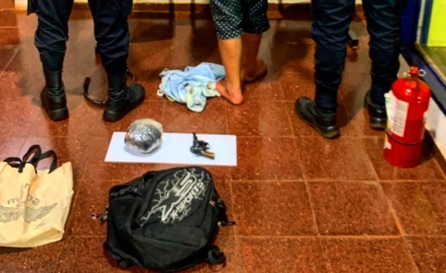 Posadas: Efectuaba disparos en la vía pública y llevaba casi medio kilo de marihuana oculto entre sus prendas, quedó detenido