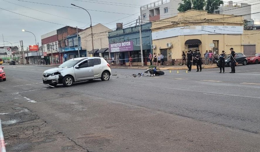 Posadas: Falleció un motociclista tras colisionar contra un automóvil sobre la Avenida Uruguay