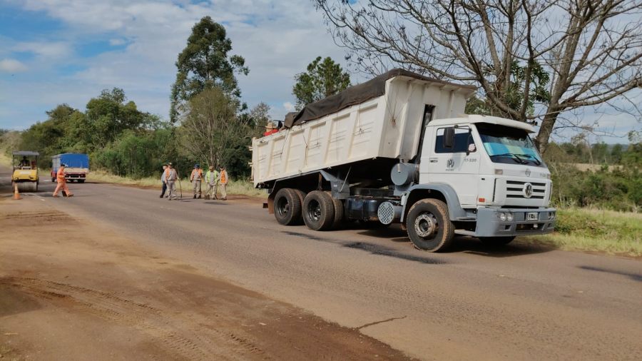 La Dirección Provincial de Vialidad avanza con un plan integral de mantenimiento de la Ruta Provincial N° 4 entre los Municipios de; Leandro N. Alem y San Javier