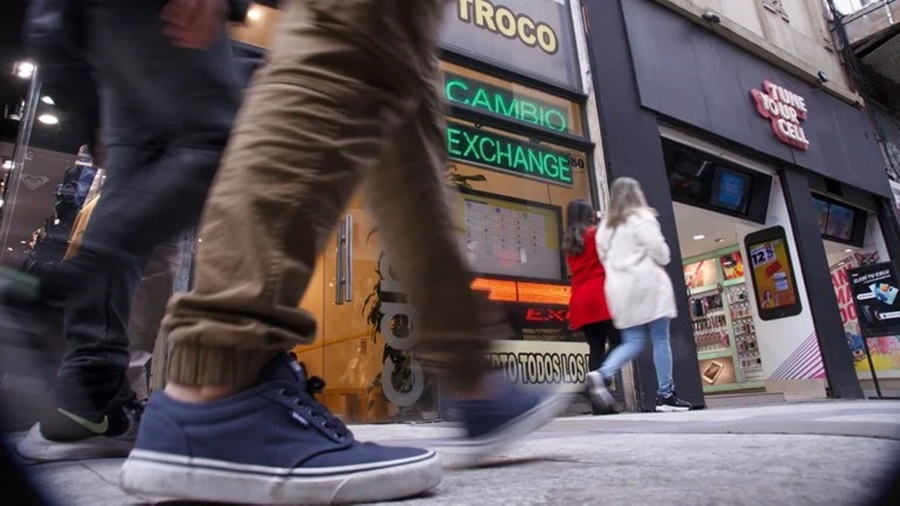 Dólar: Este viernes la cotización libre alcanzó los 339 pesos, pasadas las 14 horas