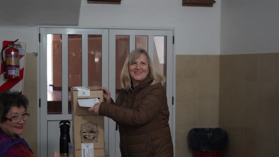 Apostoles: En un domingo cargado de civismo y emoción, la Intendente María Eugenia Safrán ya emitió su voto