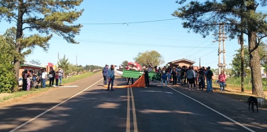 Misiones: El Gremio Movimiento Pedagógico de Liberación cortó por dos horas la Ruta Provincial N° 17 en el Municipio de Dos Hermanas
