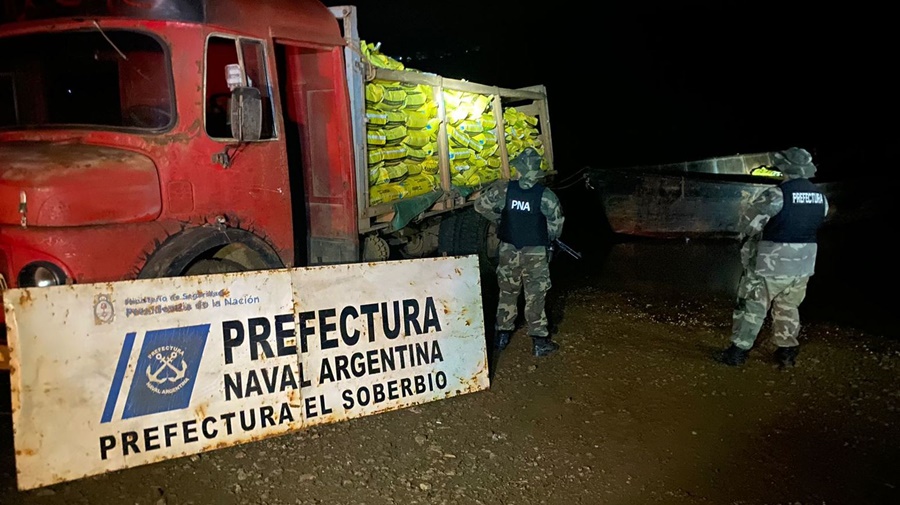 Misiones: Efectivos de la Prefectura Naval Argentina secuestraron cerca de diez toneladas de soja que iban a ser exportadas de manera ilegal, la mercadería, sin aval aduanero, pretendía ser cruzada por agua hacia al Brasil