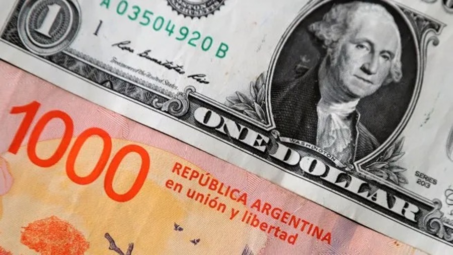 En dos jornadas aumenta más de 100 pesos: El dólar blue supera los 1.000 pesos, es otro avance récord y la brecha roza el 200%