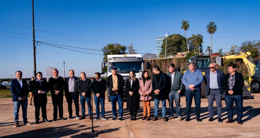 Posadas: Entregaron maquinaria vial a ocho Municipios misioneros para impulsar el desarrollo productivo y urbano