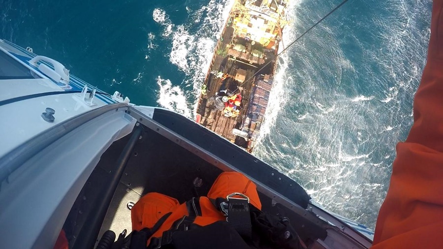 Operativo “El Náufrago”: Aeroevacuamos de urgencia al tripulante de un pesquero que navegaba por el Mar Argentino