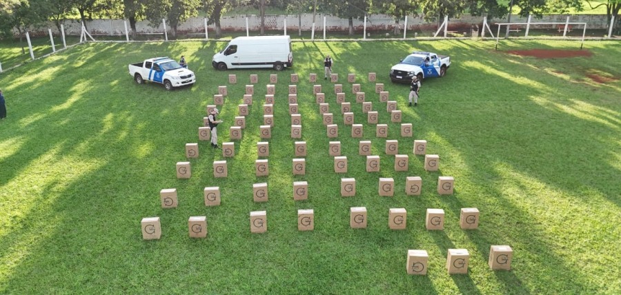 Prefectura Naval Argentina incautó un cargamento ilegal de más de cuatro mil cartones de cigarrillos en Misiones