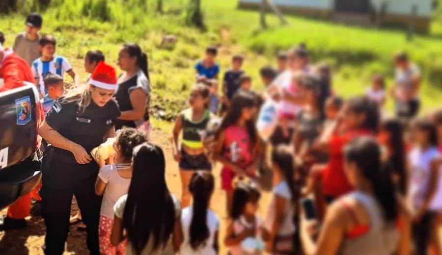 Papá Noel con uniforme: Policías misioneros sorprendieron a los niños de la localidad de Bernardo de Irigoyen con regalos