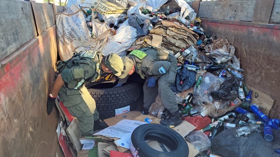 Camión con materiales para reciclaje ocultaba 68 neumáticos de contrabando: La inspección ocular preliminar permitió constatar que la carga declarada no era coincidente con los elementos transportados