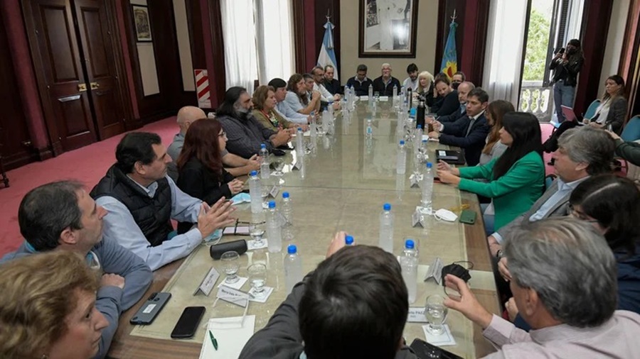 Alcanza a docentes, trabajadores del Estado, judiciales y personal de la salud: Tras el pedido de los gremios, Kicillof reabrió la paritaria de estatales y el aumento interanual llegará al 90%,