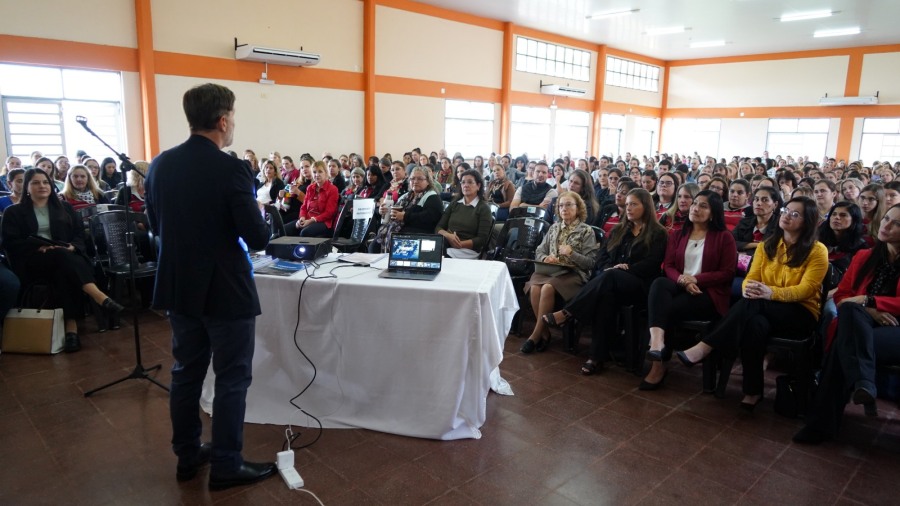 Apóstoles: Capacitación en Educación y Tecnología en el Polo Universitario