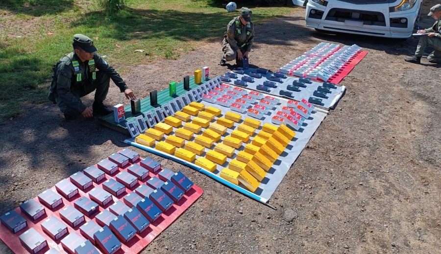 Llevaba 213 teléfonos de alta gama ocultos en la cabina: Los dispositivos estaban acondicionados en la cabina del camión