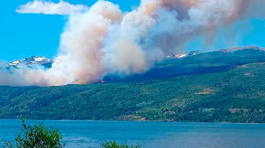 Chubut: Casi cien brigadistas combaten por tierra el incendio en el Parque Nacional Los Alerces
