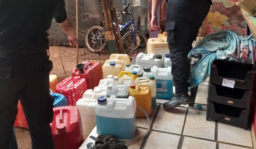 Misiones: Detectan venta ilegal de combustible en una vivienda e incautan 150 litros de combustible que se hallaban distribuidos en 25 bidones no homologados