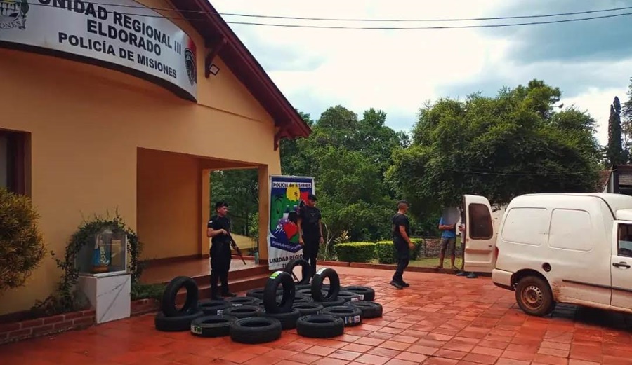 La Policía de Misiones Interceptó un vehículo e incautó neumáticos sin aval aduanero en la ciudad de Eldorado