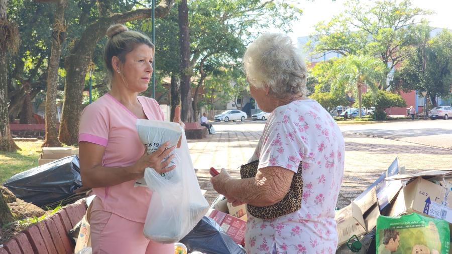 Eco Canje en Apóstoles: Una iniciativa exitosa por el cuidado del medio ambiente, cientos de personas se reunieron en la Plaza San Martín para llevar sus residuos clasificados y canjearlos por abonos y plantas