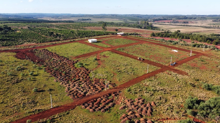 Apóstoles: Continúan realizando obras en el predio del Parque Industrial, se trata de la apertura de calles internas para el ingreso de vehículos y la extensión del tendido eléctrico