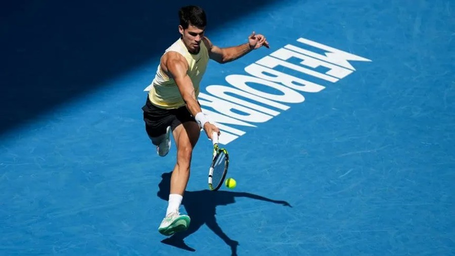 Tenis: El español Carlos Alcaraz avanza a paso firme en el Australian Open y le apunta Djokovic